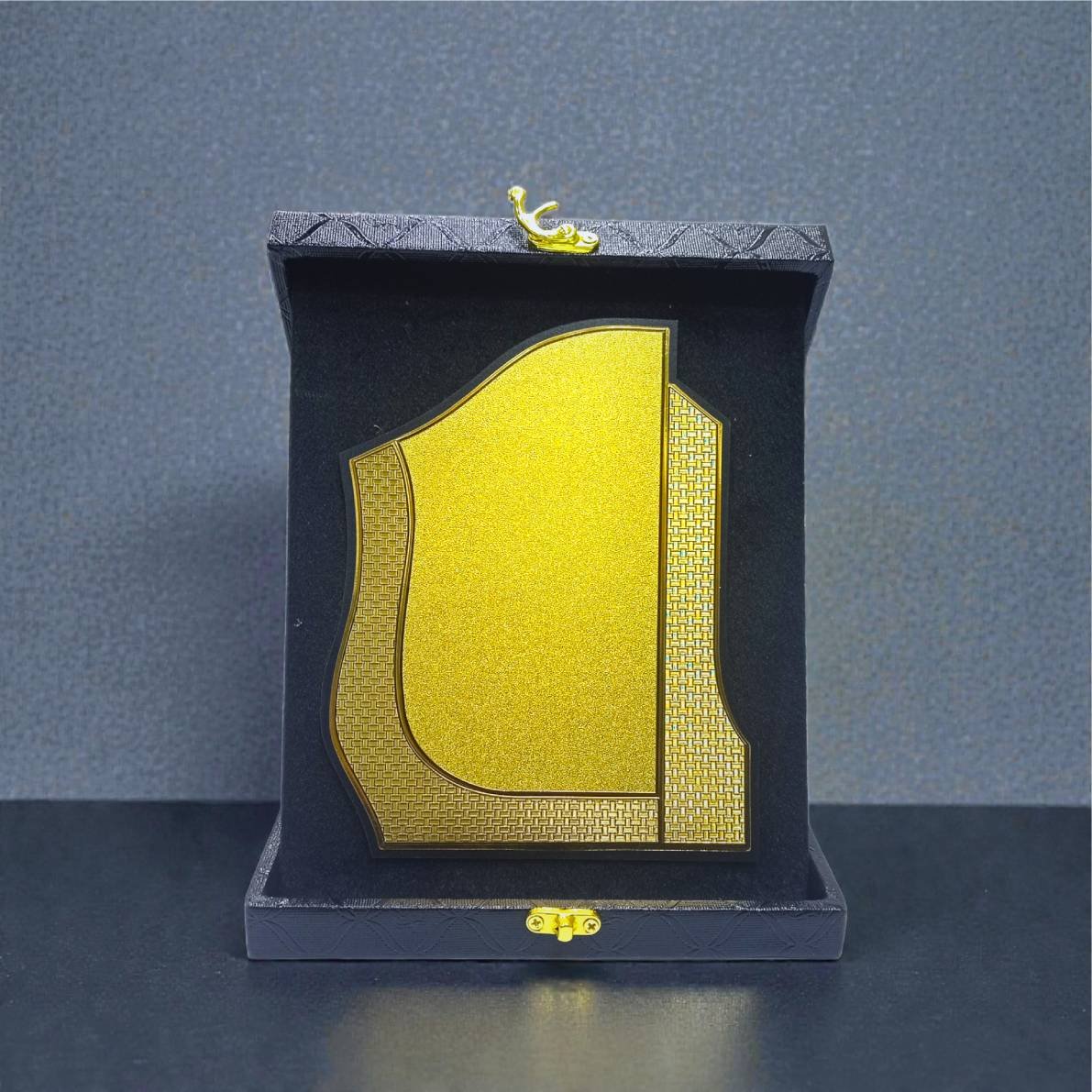 درع ذهبي فاخر